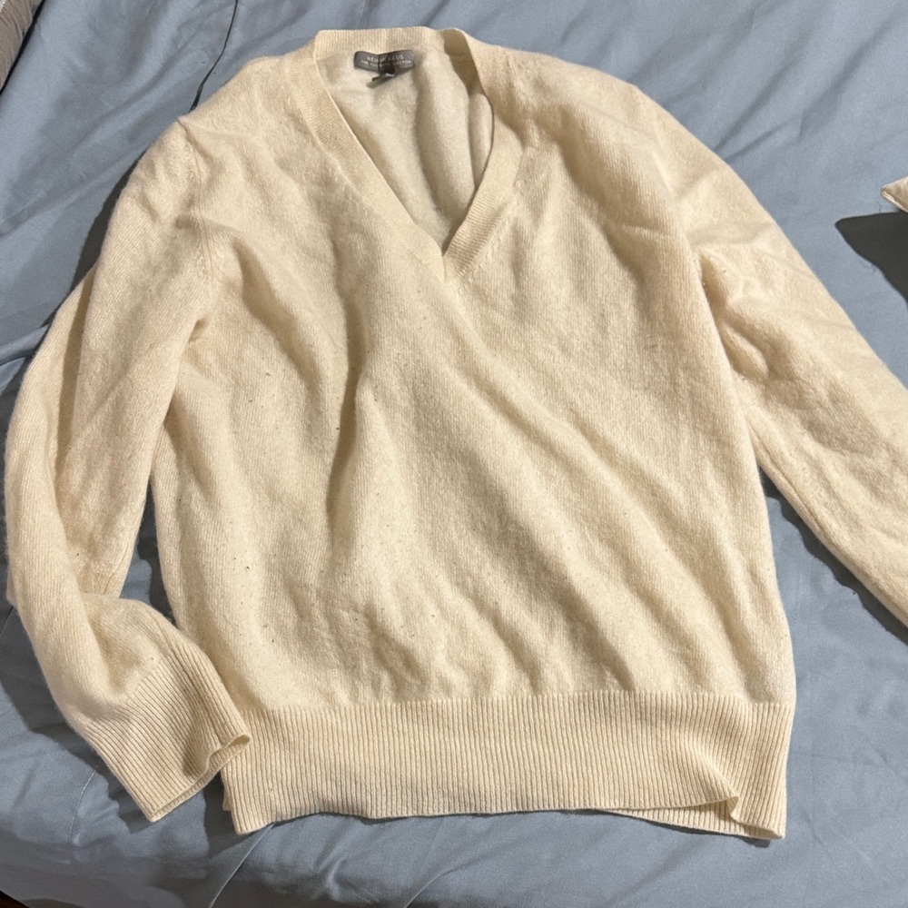 Neiman Marcus cashmere Cream V-Neck Sweater XL